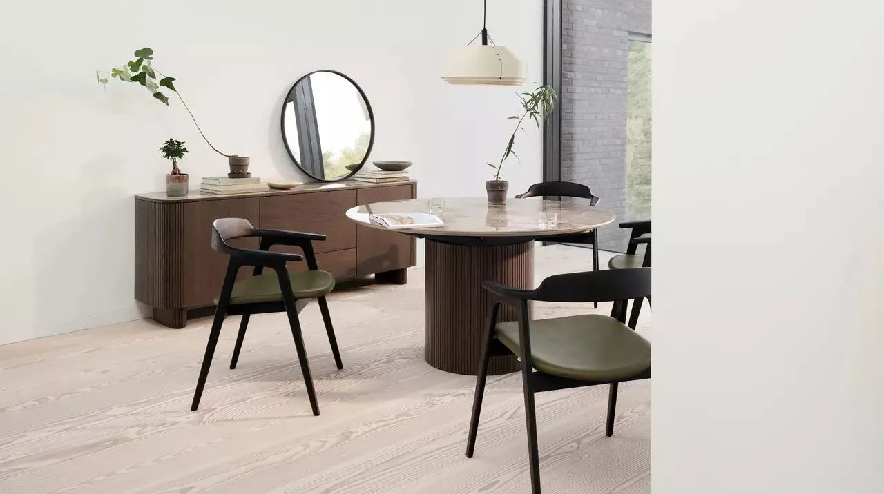 Обеденный стул Seoul - Nordic Grain 5130 Кожа черного цвета -  В наличии в интерьере