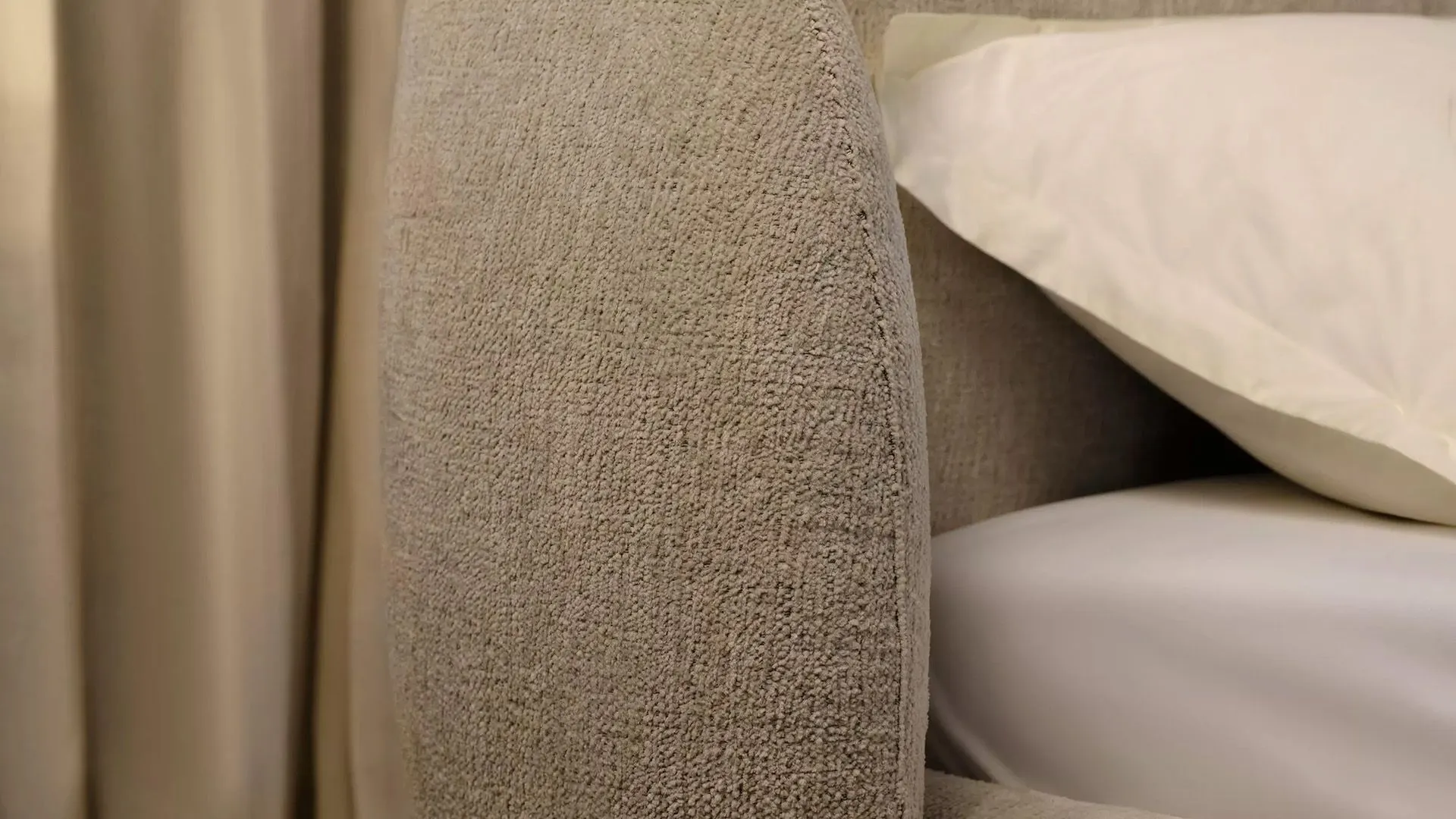 Кровать Bolzano -  Ravello 3221 Ткань бежевого цвета  -  Под заказ в интерьере