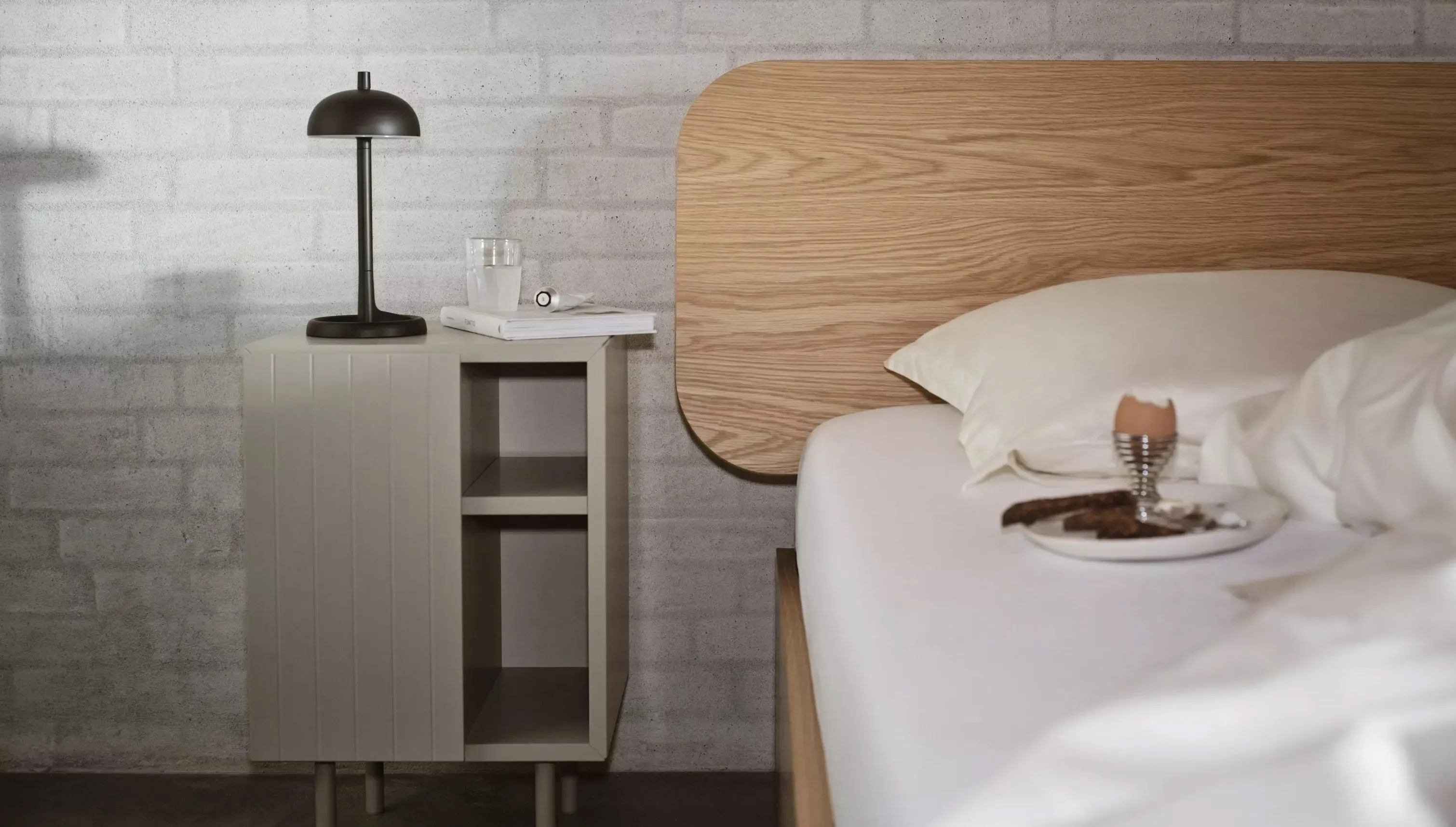 Кровать Element с настенным изголовьем  -  Под заказ в интерьере