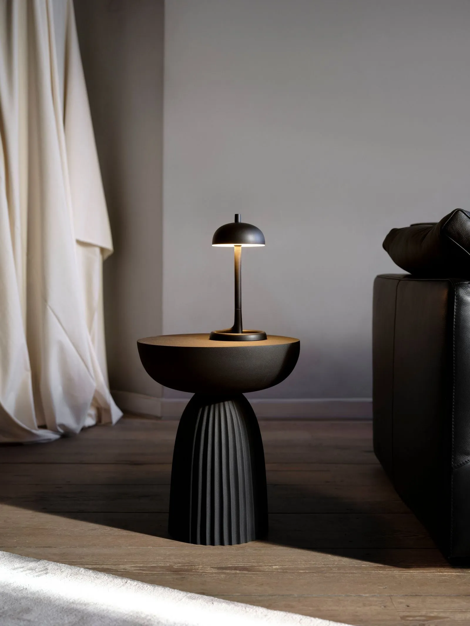 Приставной стол Экспоуз (Expose) в интерьере