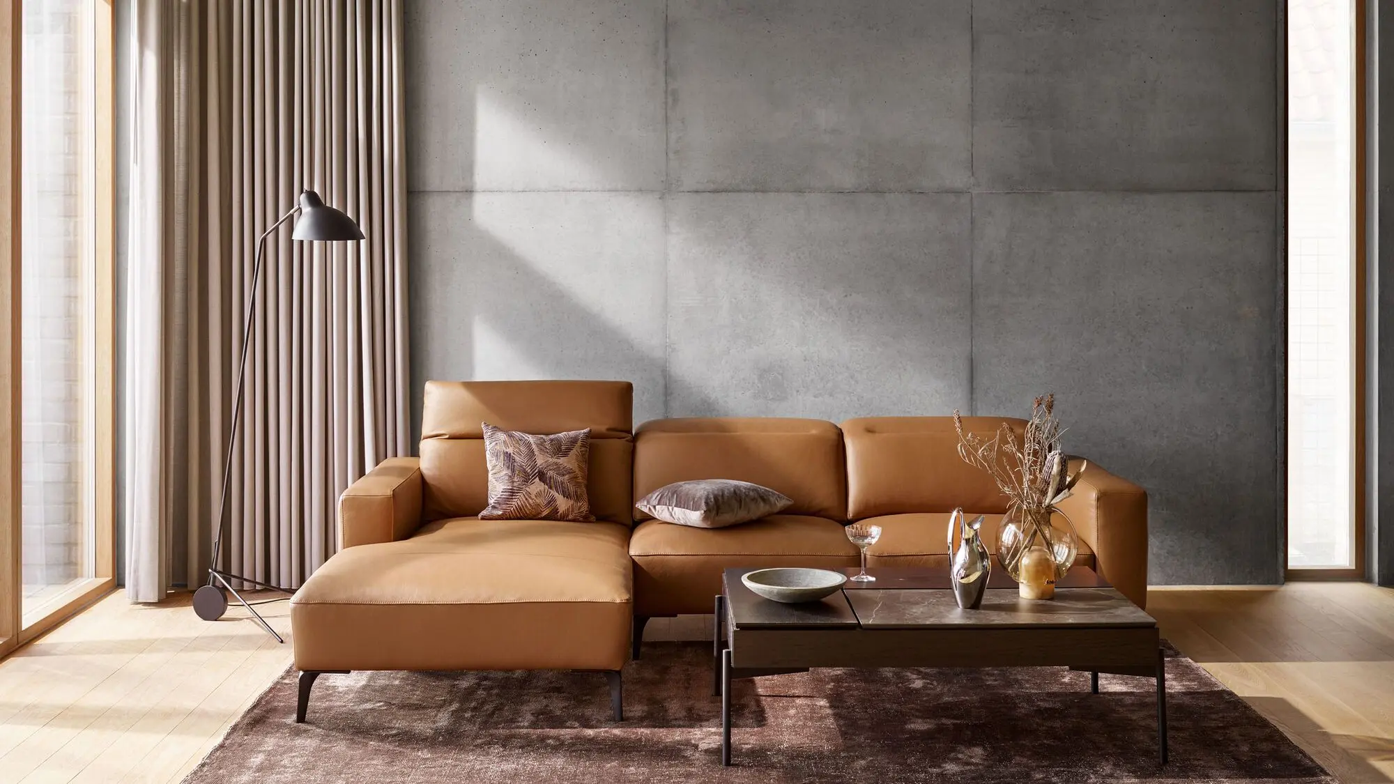 Диван Zürich с модулем для отдыха - Frisco 2057 Ткань цвета кэмел с функцией акваклин  -  Под заказ в интерьере