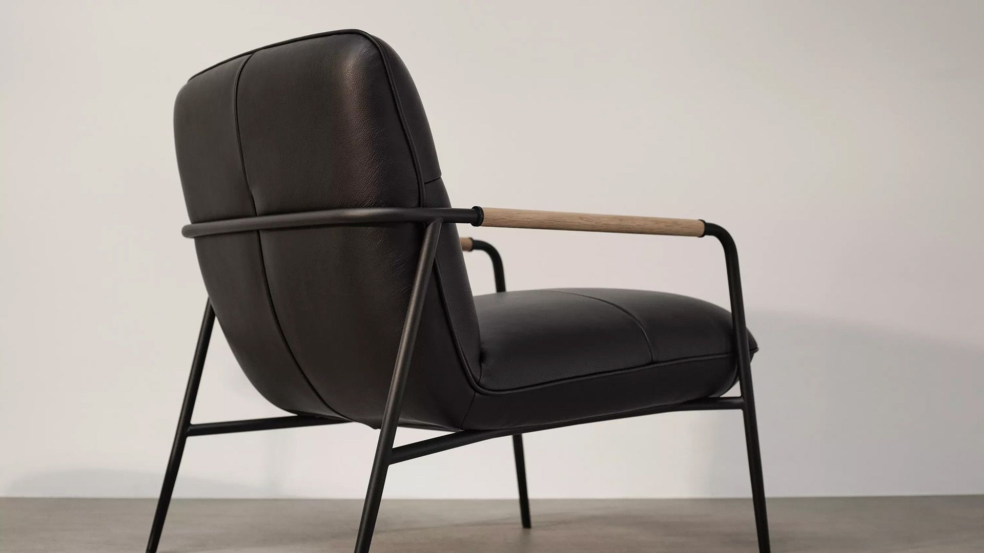 Кресло Terni - Nordic Grain 5130 Кожа черного цвета -  Под заказ в интерьере