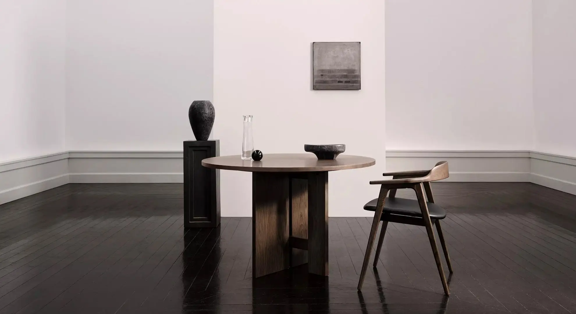 Axo 7220 Обеденный стол, dark oak veneer/dark oak veneer/Dark oak solid. H74ЅxШ119cm. (Неизвестная характеристика) -  Под заказ в интерьере