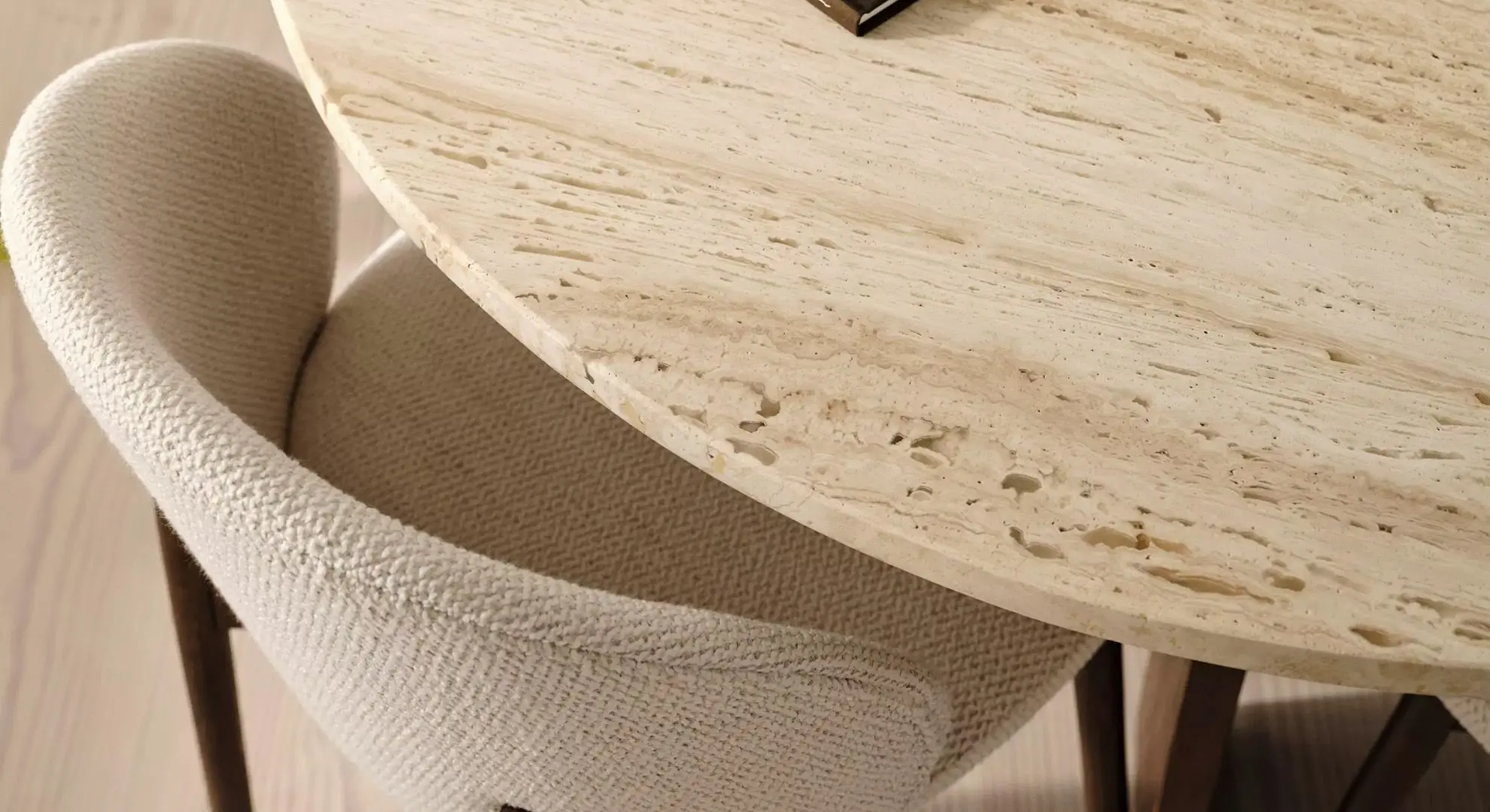 Axo 7220 Обеденный стол, dark oak veneer/dark oak veneer/Dark oak solid. H74ЅxШ119cm. (Неизвестная характеристика) -  Под заказ в интерьере