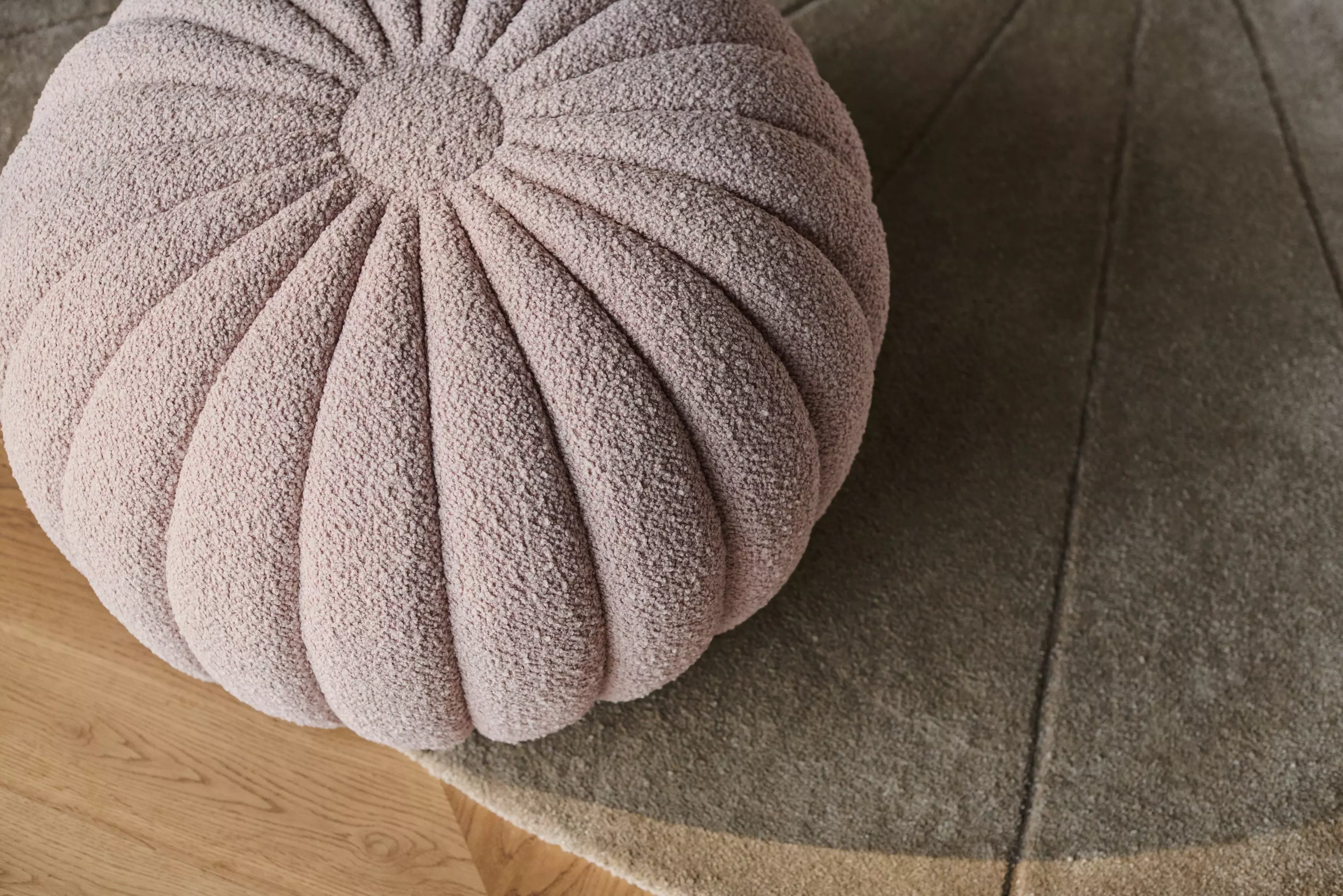 Пуф Sweet Art - Rimini ткань светло-бежевого цвета 3083 -  Под заказ в интерьере