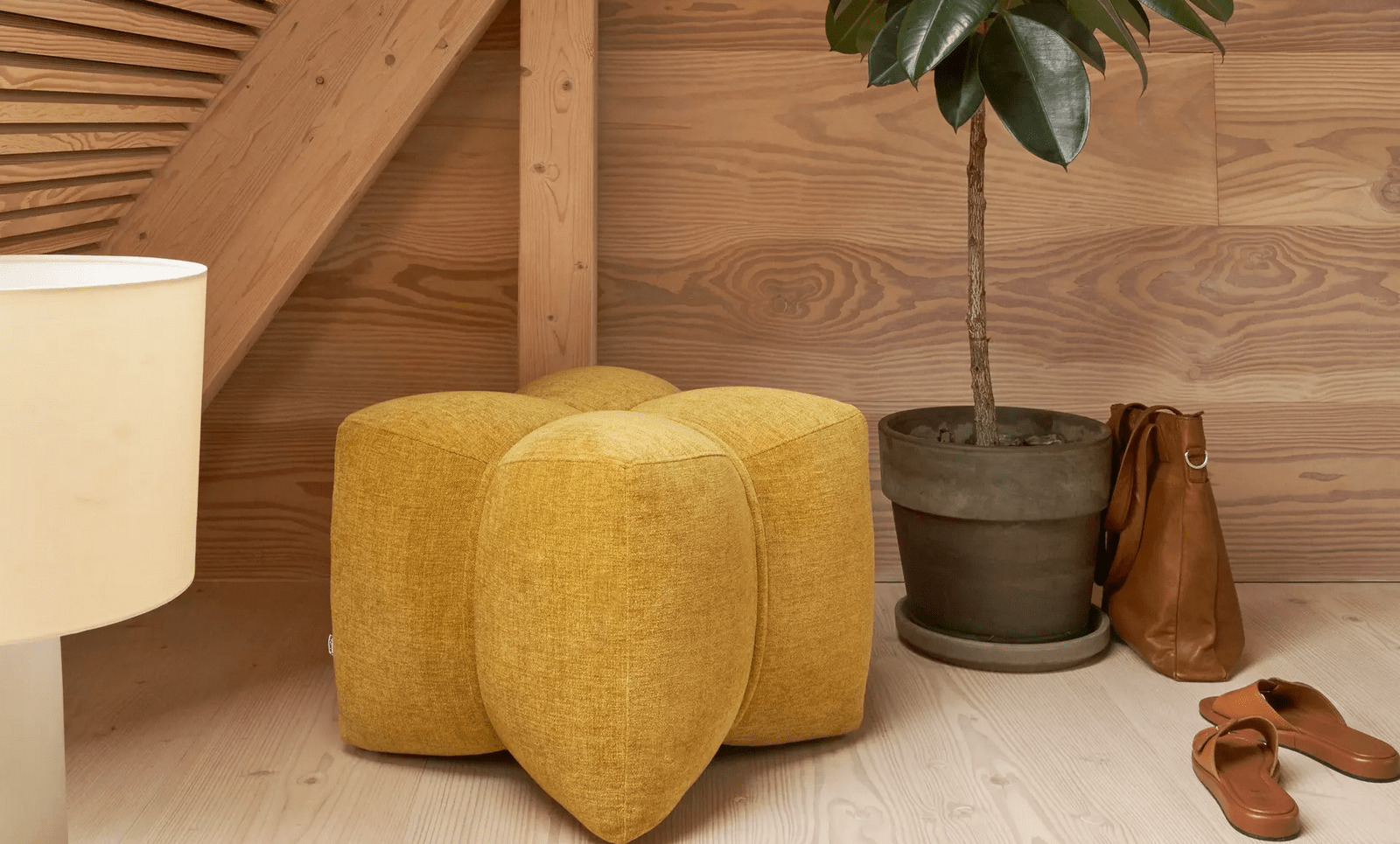 Пуф Nawabari - Frisco 2063 Ткань с покрытием aquaclean светло-серого цвета  -  Под заказ в интерьере