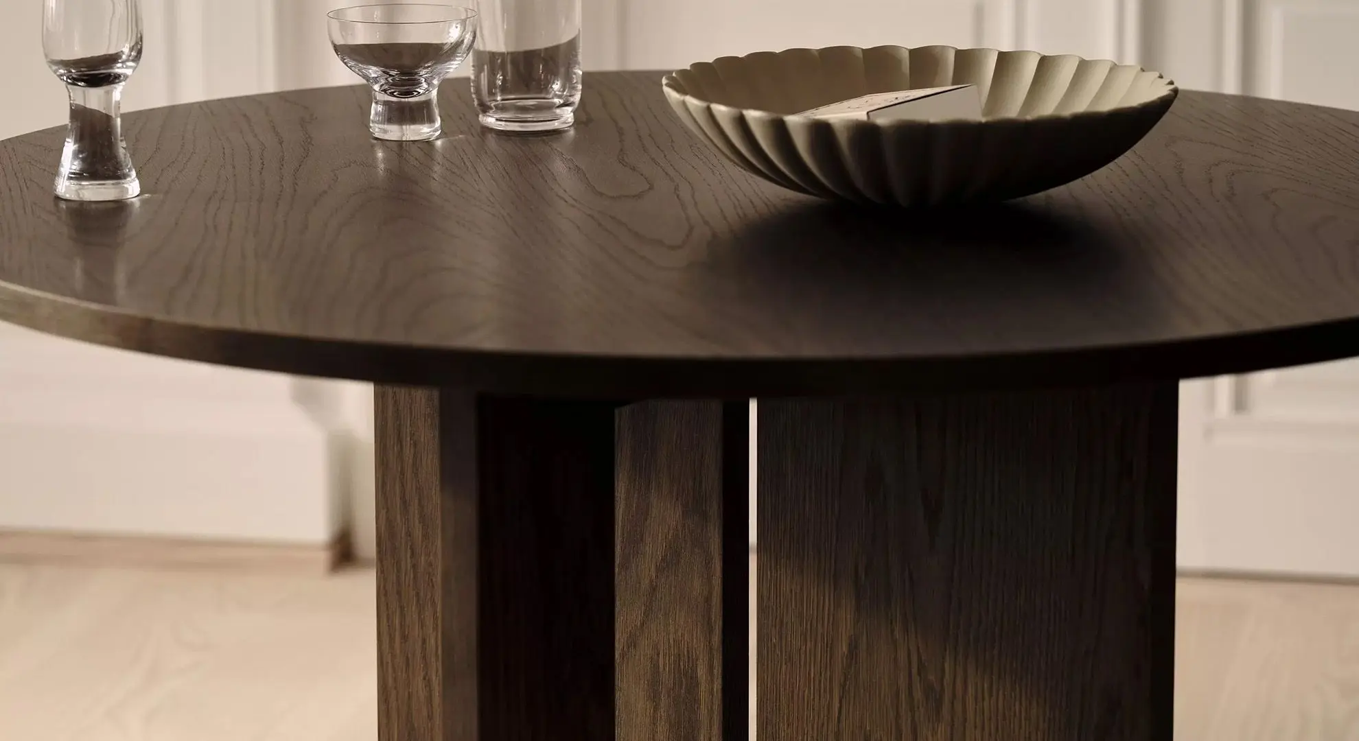 Axo 7220 Обеденный стол, dark oak veneer/dark oak veneer/Dark oak solid. H74ЅxШ119cm. (Неизвестная характеристика) -  Под заказ в интерьере