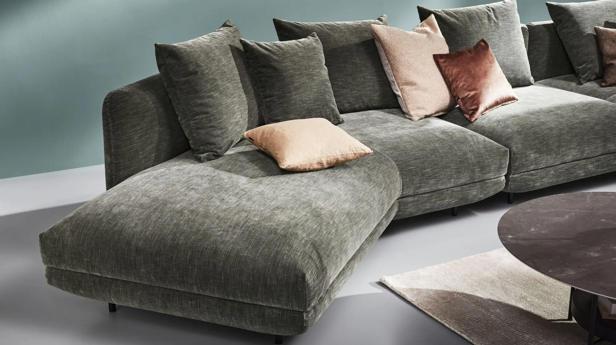 2-местный модуль Salamanca с 2 подлокотниками -  Frisco 2058 Темно-зеленая ткань -  Под заказ в интерьере