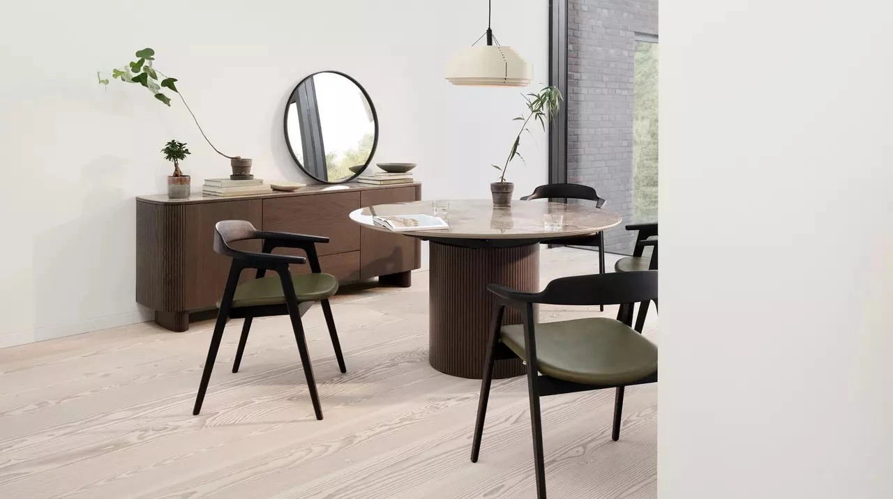 Обеденный стул Seoul - Nordic Grain 5130 Кожа черного цвета -  В наличии в интерьере