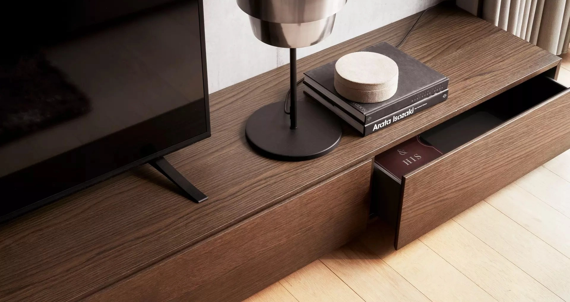 Комод Lugano с ящиком и откидной дверцей в интерьере