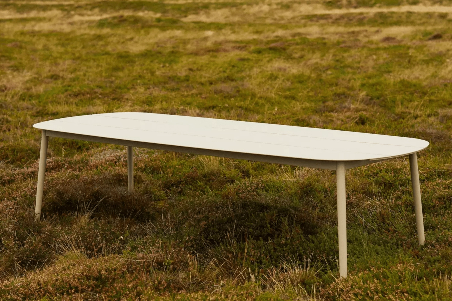 Стол Cancun (для использования в помещении и на улице) -  Под заказ в интерьере