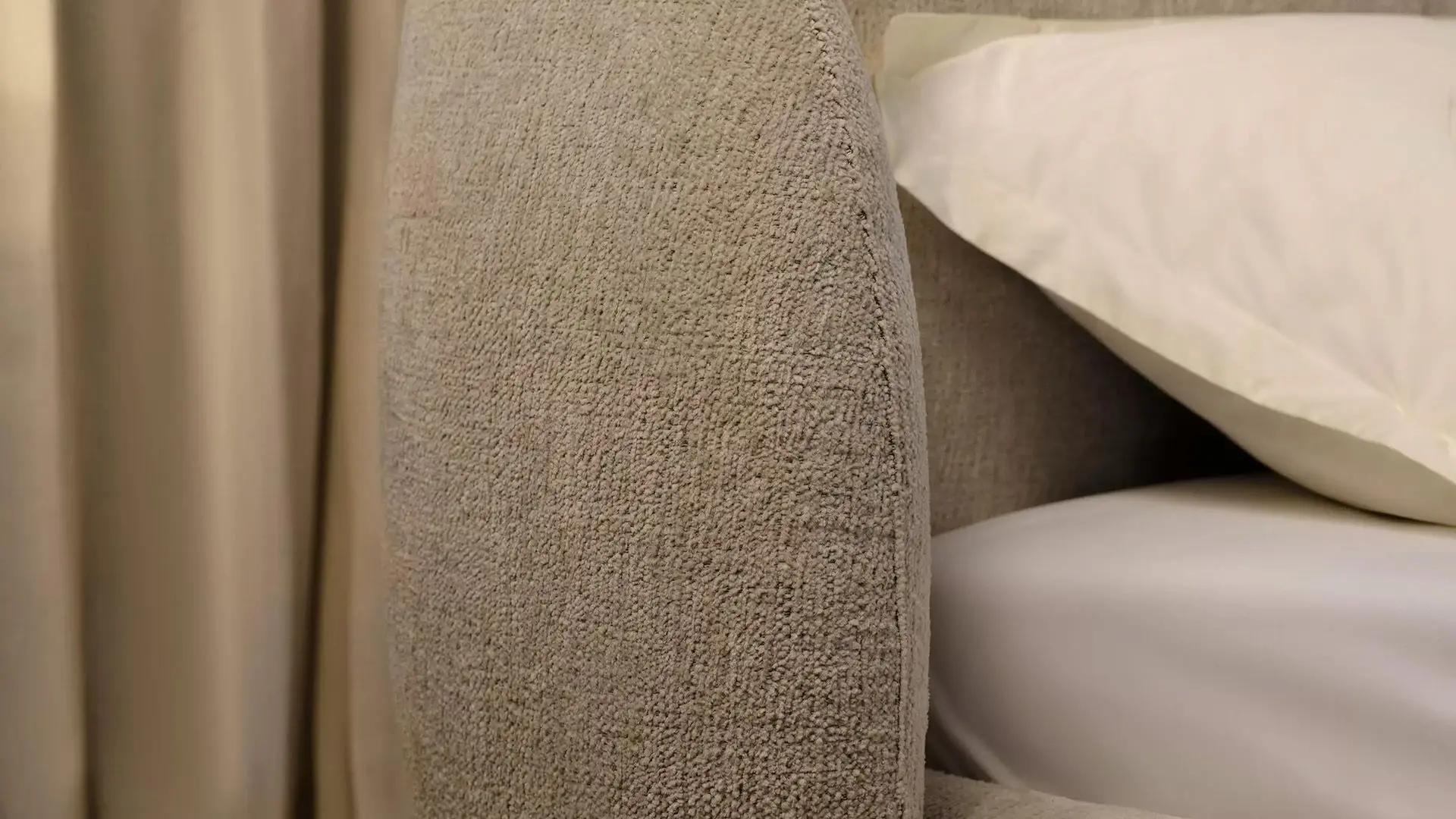 Кровать Bolzano - Arezzo ткань зеленого цвета 3334 -  Под заказ в интерьере