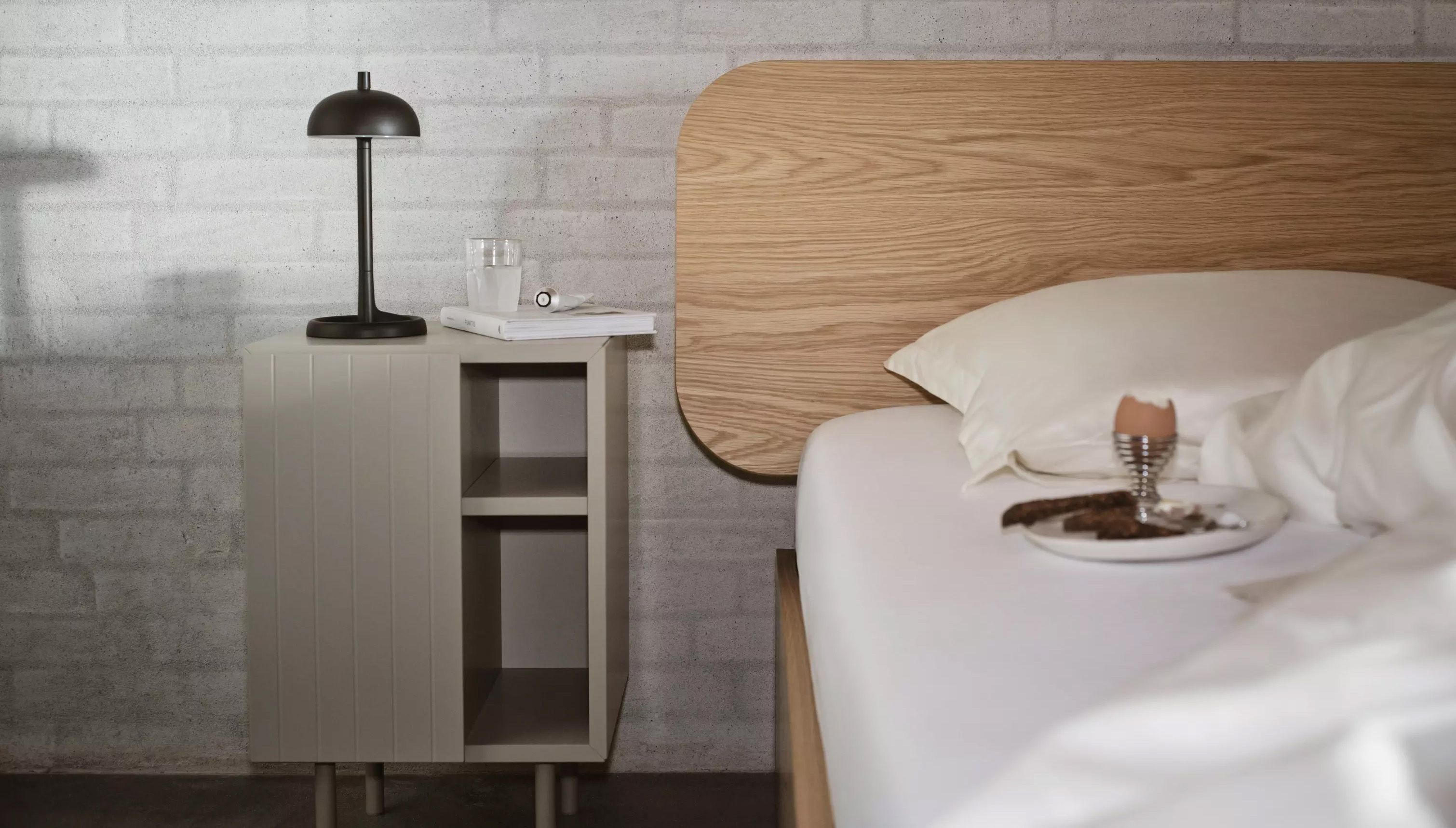 Кровать Element с настенным изголовьем  -  Под заказ в интерьере