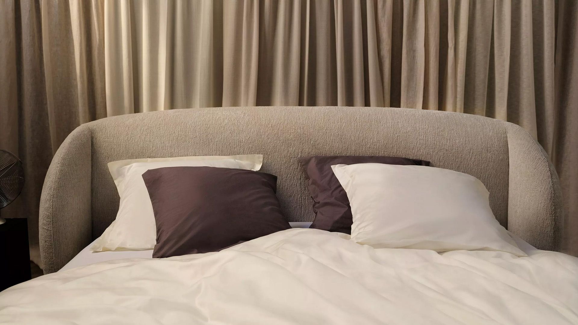 Кровать Bolzano - Bologna ткань песочного цвета 3254 -  Под заказ в интерьере