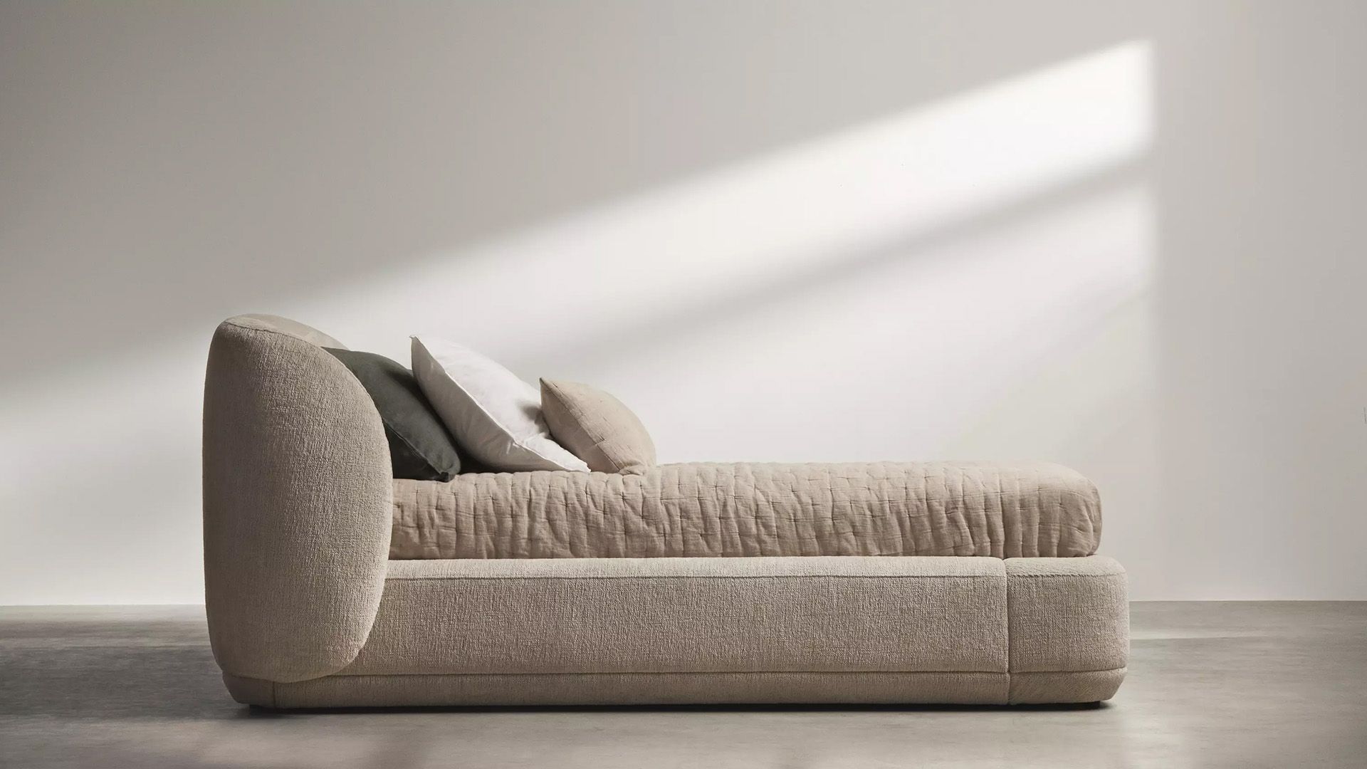 Кровать Bolzano - Bologna ткань песочного цвета 3254 -  Под заказ в интерьере