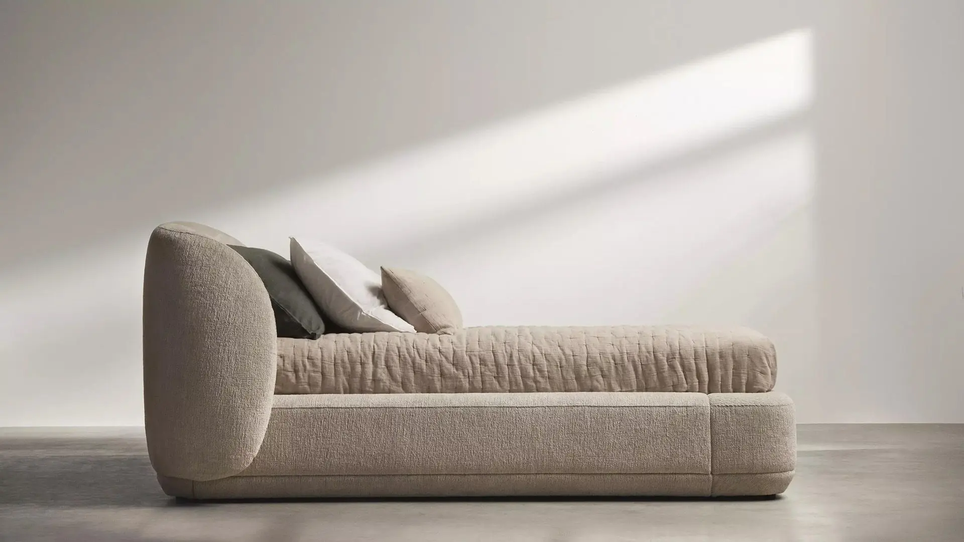 Кровать Bolzano - Arezzo ткань зеленого цвета 3334 -  Под заказ в интерьере