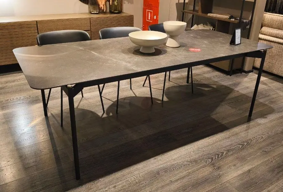 Стол Augusta с дополнительной столешницей в интерьере