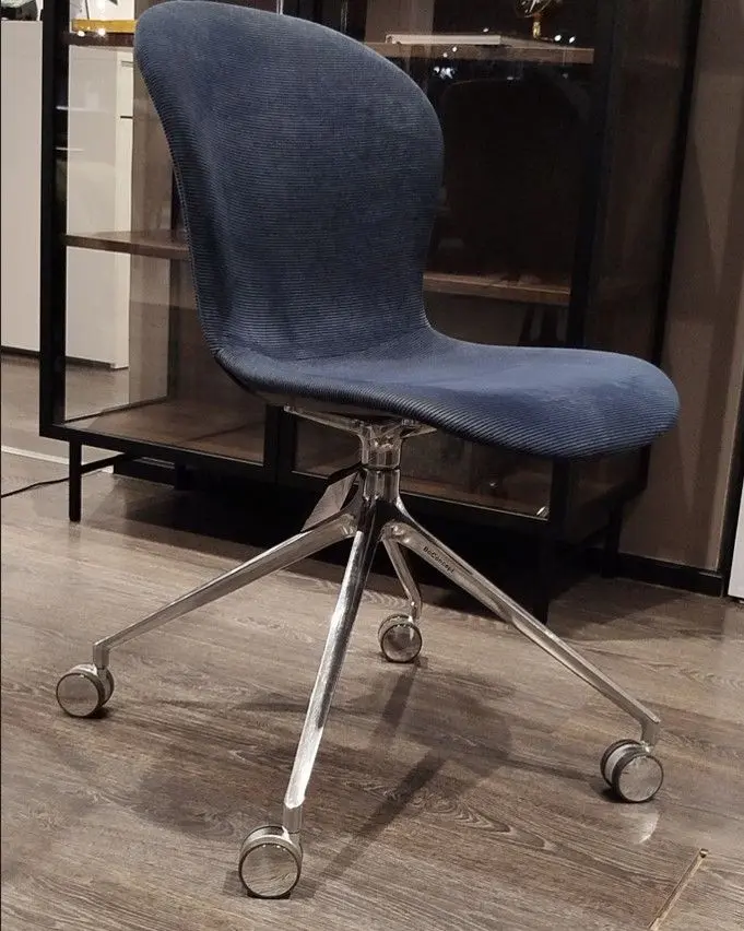 Стул Adelaide на колесах в интерьере