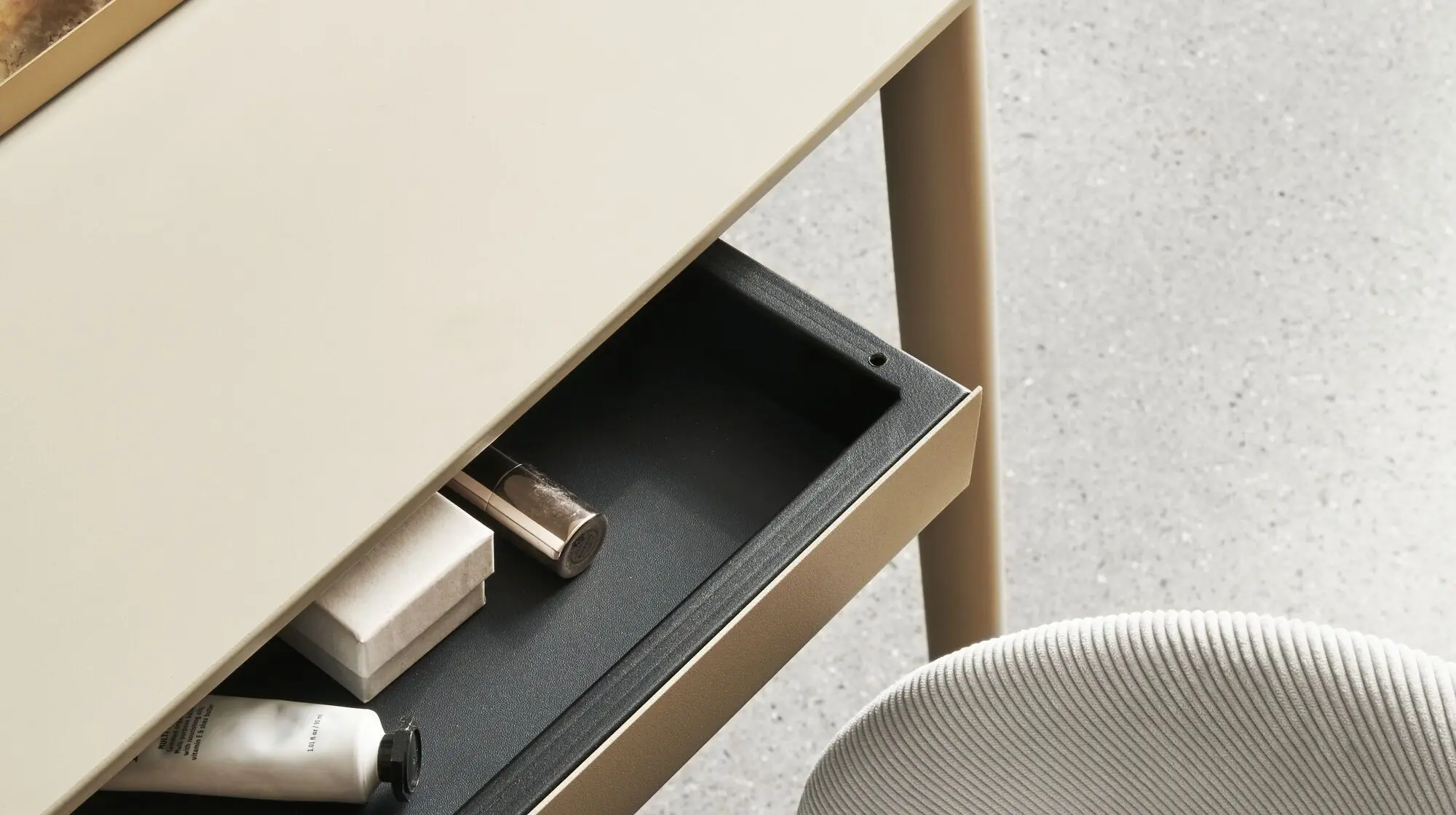 Рабочий стол Kingston -  Под заказ в интерьере