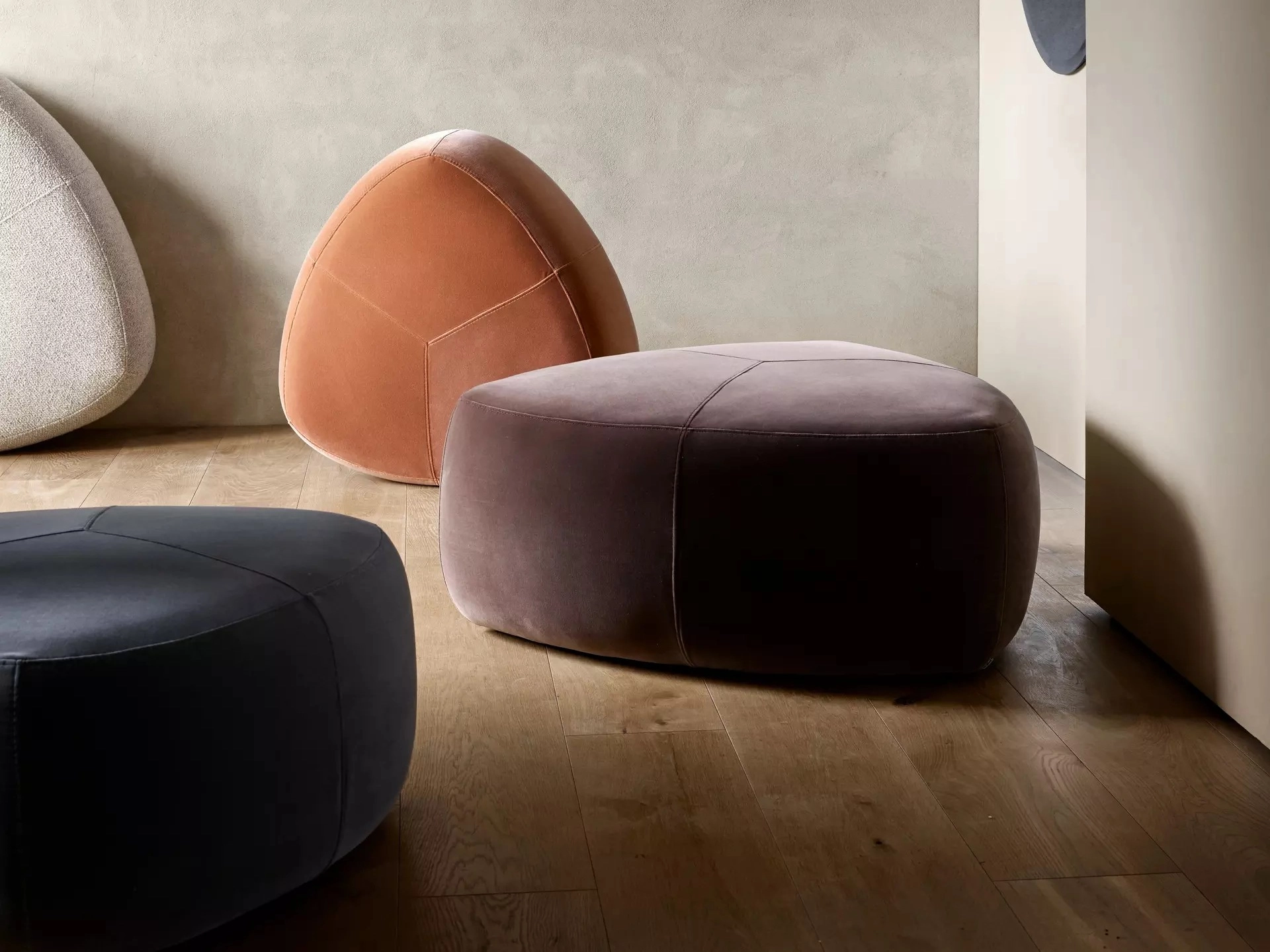 Пуф Bermuda - Frisco 2057 Ткань цвета кэмел с функцией акваклин  -  Под заказ в интерьере