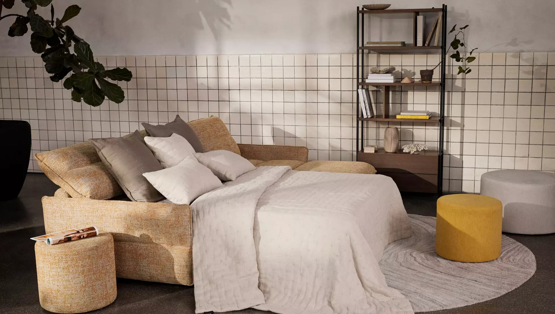 3-местный диван-кровать Southampton - Tuscany горчичного цвета 3205 -  Под заказ в интерьере