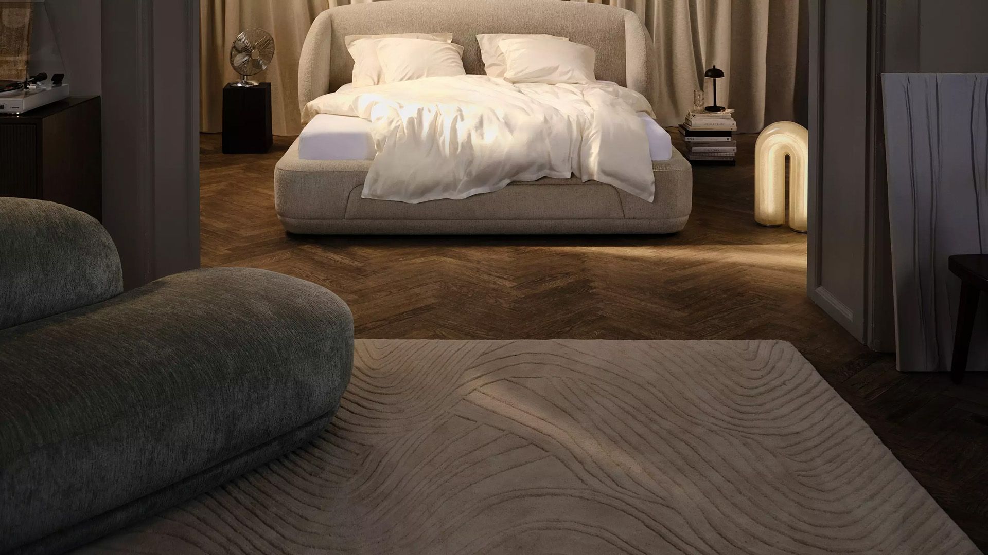 Кровать Bolzano - Bologna ткань песочного цвета 3254 -  Под заказ в интерьере