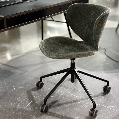 Cтул Hamilton с функцией вращения на колесиках