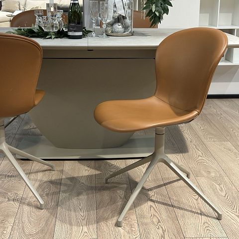 Cтул Adelaide с функцией вращения