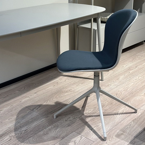 Cтул Adelaide с функцией вращения